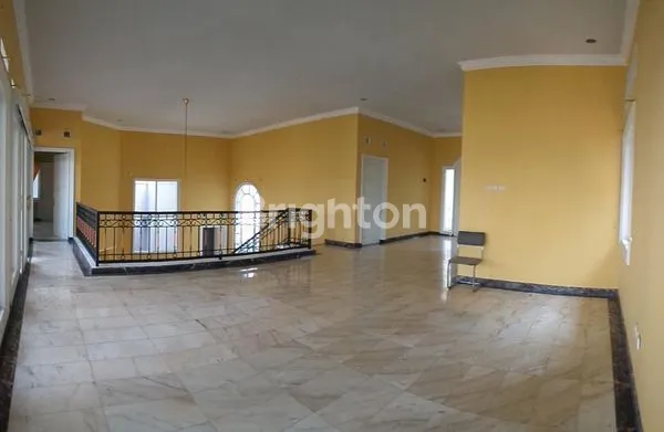 image RUMAH MEWAH DENGAN KOLAM.RENANG PRIBADI YANG CANTIK (8)