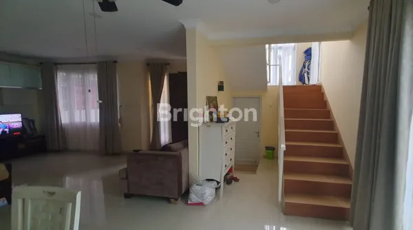 image RUMAH 2 LANTAI 3 KAMAR TIDUR CIRENDEU (5)