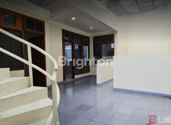 image RUMAH KEREN 3 LANTAI SIAP HUNI (4)