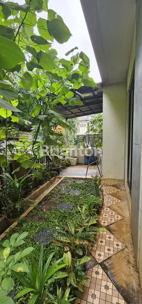 image RUMAH HOEK 2 LANTAI DI REGENSI MELATI MAS, ASRI & NYAMAN (7)