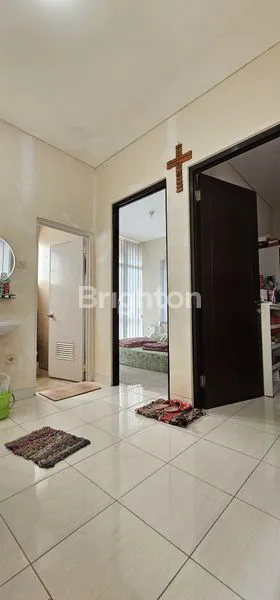 image RUMAH HOEK 2 LANTAI DI REGENSI MELATI MAS, ASRI & NYAMAN (5)