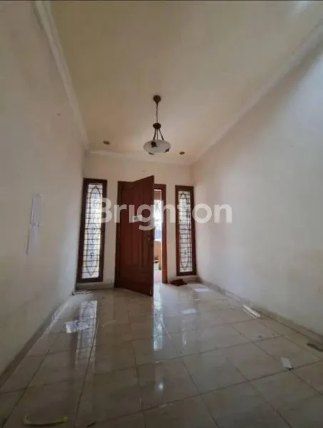 image HUNIAN STRATEGIS DEKAT KAMPUS TERNAMA ROW SANGAT LEBAR JALAN UTAMA DI MANYAR TIRTOYOSO SBY (3)