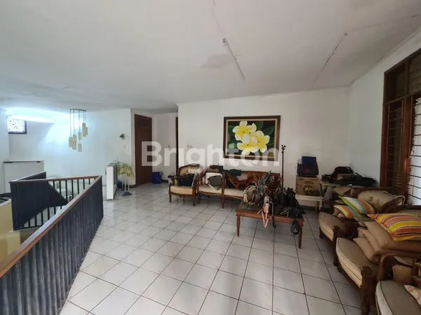 image RUMAH 2 LANTAI DENGAN PEKARANGAN YANG LUAS DI JL SMIK 33 ,BAMBU APUS, CIPAYUNG, JAKARTA TIMUR (4)