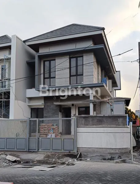 image RUMAH MODERN KONTEMPORER DI JALAN UTAMA KLAMPIS ANOM (3)
