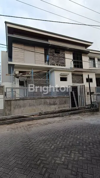 image RUMAH MODERN KONTEMPORER DI JALAN UTAMA KLAMPIS ANOM (4)