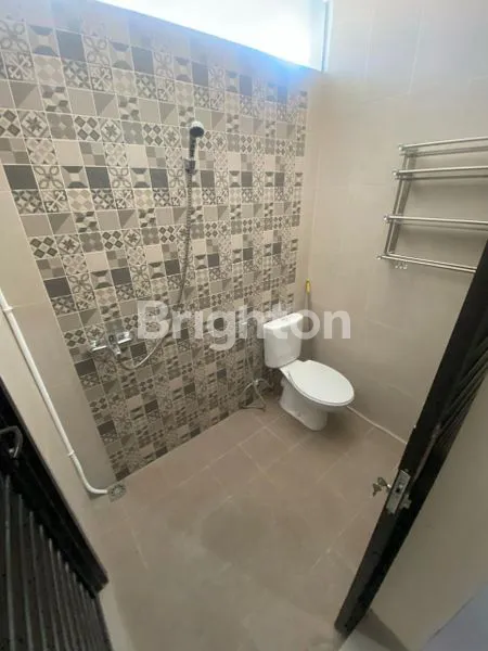 image RUMAH MODERN 2 LANTAI DI ADYNA RESIDENCE – SIAP HUNI! (8)