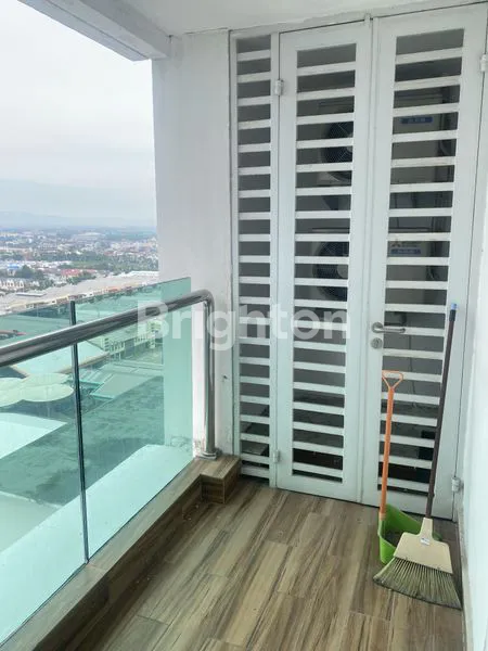 APARTEMEN MEWAH MANHATTAN POSISI HOEK