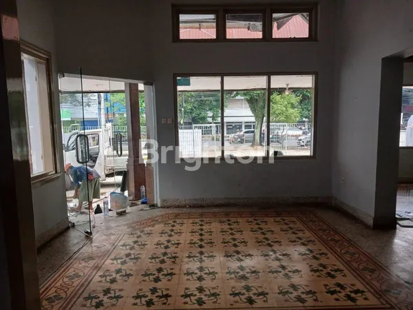 image  RUMAH USAHA PINGGIR JALAN – LOKASI SUPER STRATEGIS! (2)