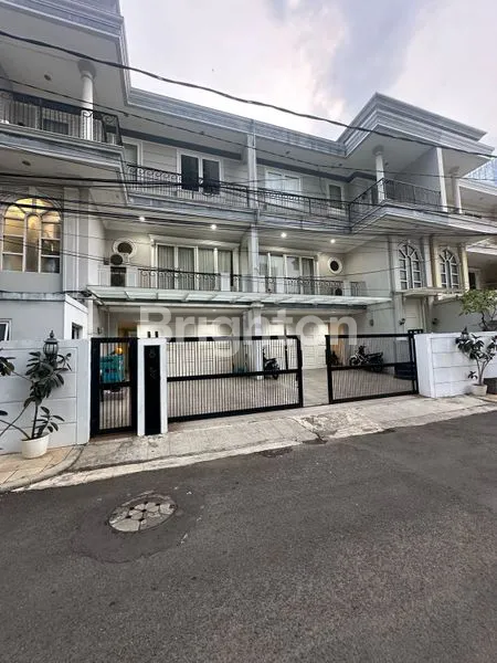 RUMAH MEWAH 3 LANTAI SIAP HUNI DI SETIA BUDI