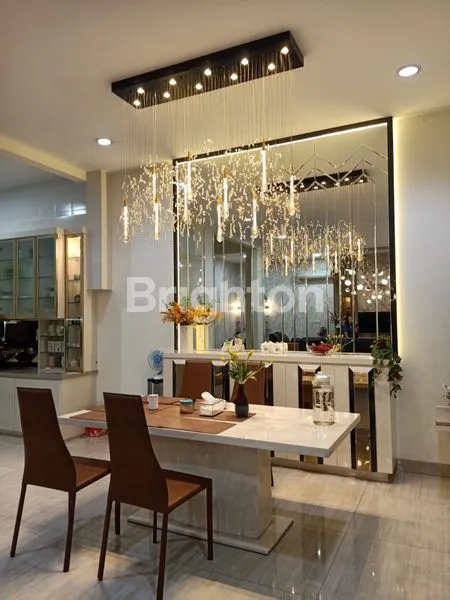 image RUMAH TINGGAL MEWAH DAN LUXURY TIGA SETENGAH LANTAI BERIKUT INTERIORNYA. LOKASINYA SANGAT STRATEGIS, AKSES MUDAH KEMANA MANA. PLUIT JAKARTA UTARA (1)