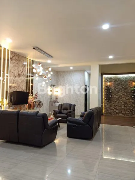 image RUMAH TINGGAL MEWAH DAN LUXURY TIGA SETENGAH LANTAI BERIKUT INTERIORNYA. LOKASINYA SANGAT STRATEGIS, AKSES MUDAH KEMANA MANA. PLUIT JAKARTA UTARA (2)