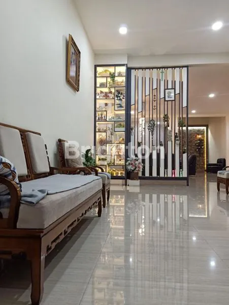 image RUMAH TINGGAL MEWAH DAN LUXURY TIGA SETENGAH LANTAI BERIKUT INTERIORNYA. LOKASINYA SANGAT STRATEGIS, AKSES MUDAH KEMANA MANA. PLUIT JAKARTA UTARA (3)