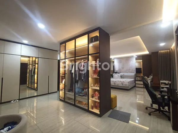 image RUMAH TINGGAL MEWAH DAN LUXURY TIGA SETENGAH LANTAI BERIKUT INTERIORNYA. LOKASINYA SANGAT STRATEGIS, AKSES MUDAH KEMANA MANA. PLUIT JAKARTA UTARA (6)