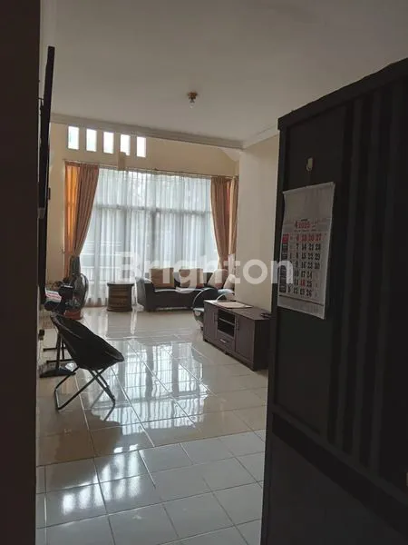 image RUMAH HOEK DESAIN KLASIK DAN HOMY DI DEPOK (4)