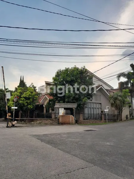 image RUMAH HOEK DESAIN KLASIK DAN HOMY DI DEPOK (2)