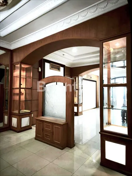 image DISEWAKAN. VILLA MEWAH, KOMPLEK SARI MAS, JL. PUTRI HIJAU. SEMI FURNISHED. 800 METER DARI MALL DELIPARK PODOMORO (3)