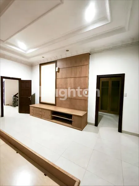 image DISEWAKAN. VILLA MEWAH, KOMPLEK SARI MAS, JL. PUTRI HIJAU. SEMI FURNISHED. 800 METER DARI MALL DELIPARK PODOMORO (7)