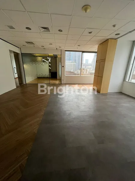 image RUANG KANTOR SEMI FURNISHED STRATEGIS LANGKA MENARA SUDIRMAN JAKARTA PUSAT (2)