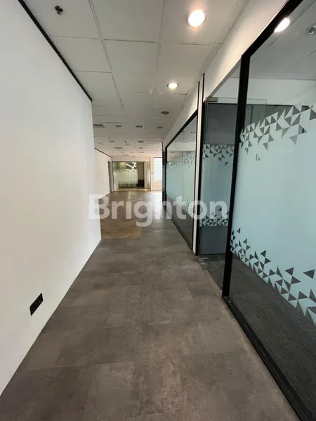 image RUANG KANTOR SEMI FURNISHED STRATEGIS LANGKA MENARA SUDIRMAN JAKARTA PUSAT (3)