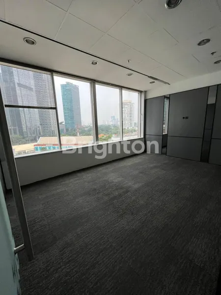 image RUANG KANTOR SEMI FURNISHED STRATEGIS LANGKA MENARA SUDIRMAN JAKARTA PUSAT (5)