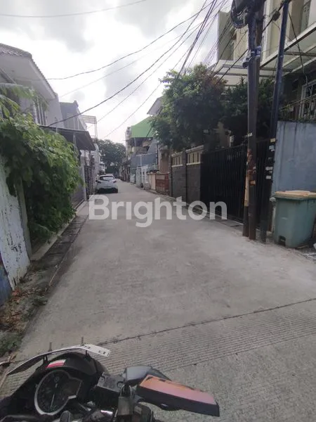 image DI JUAL CEPAT RUMAH TUA HITUNG TANAH SAJA. KOMPLEK TENANG AMAN DAN NYAMAN, DEKAT BERBAGAI FASILITAS UMUM (3)