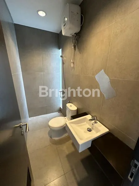 image RUMAH BARU BAGUS SIAP HUNI LOKASI PERSIS DI DEPAN TAMAN PERUMAHAN WISTERIA CAKUNG JAKARTA TIMUR (8)