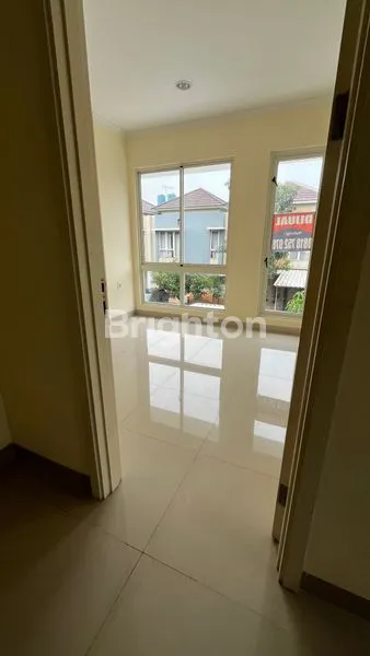 image RUMAH HOEK TERAWAT 2LT CLUSTER THOMSON GADING SERPONG  (7)