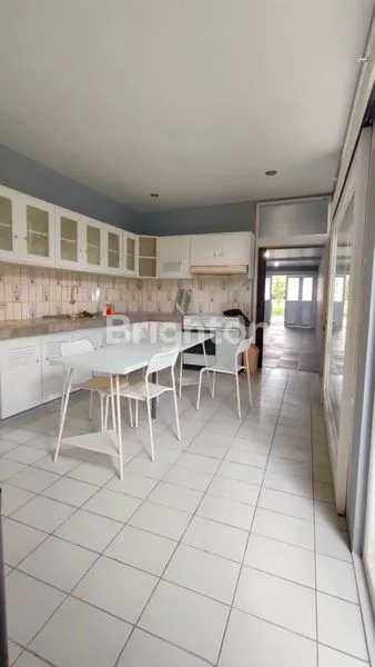 image RUMAH BAGUS, TERAWAT & SIAP HUNI BISA UNTUK USAHA, KANTOR FULL FURNISHED DI SETRA SARI BANDUNG (4)