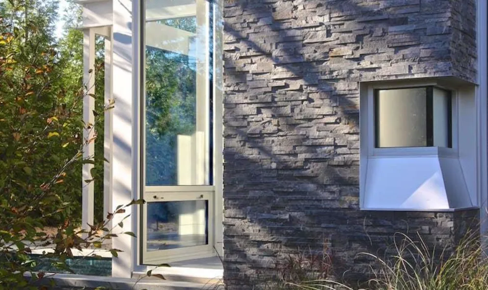 dinding pecahan batu