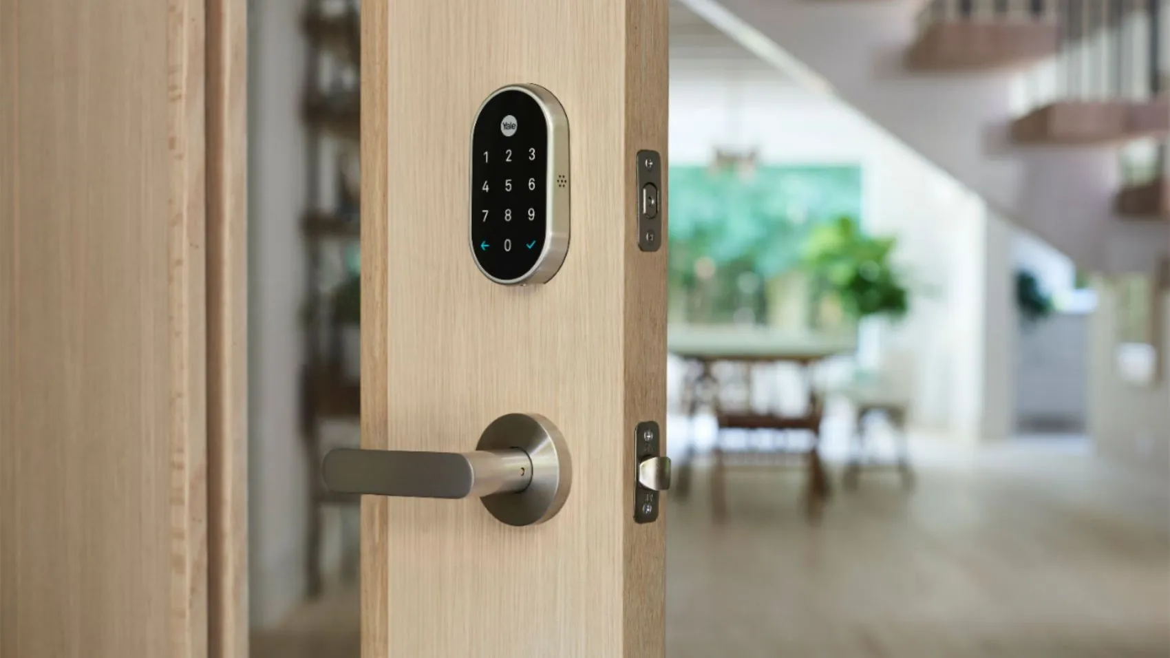 model pintu minimalis dengan integrasi smart lock