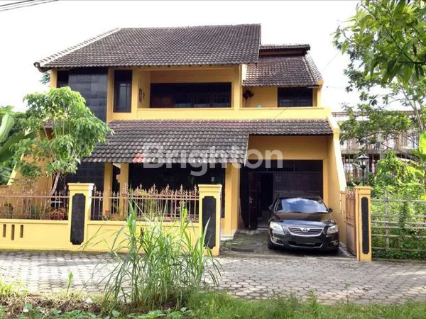 image RUMAH LUAS 2 LANTAI DI JL.KALIMANTAN, DEKAT PEREMPATAN KENTUNGAN & UGM (1)