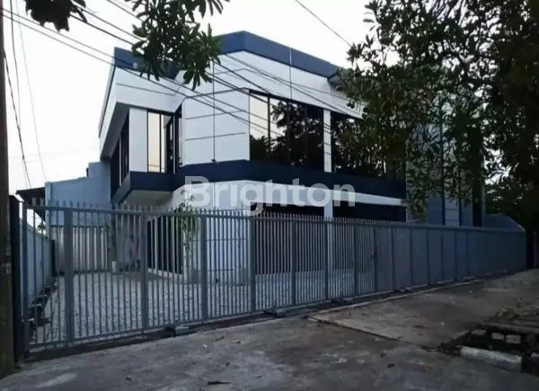 image DISEWAKAN GEDUNG KOMERSIAL AREA RAMAI PREMIUM SANGAT COCOK BUAT USAHA APAPUN DI RAYA KENJERAN SBY TIMUR (1)