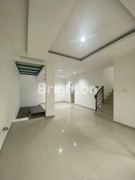 8JTAN/BULAN BISA TEMPATI RUMAH 3 LANTAI DI ALAM SUTERA