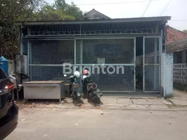DIJUAL GUDANG MANYAR SAMBONGAN DEKAT KE TENGAH KOTA, PEMUKIMAN PADAT PENDUDUK
