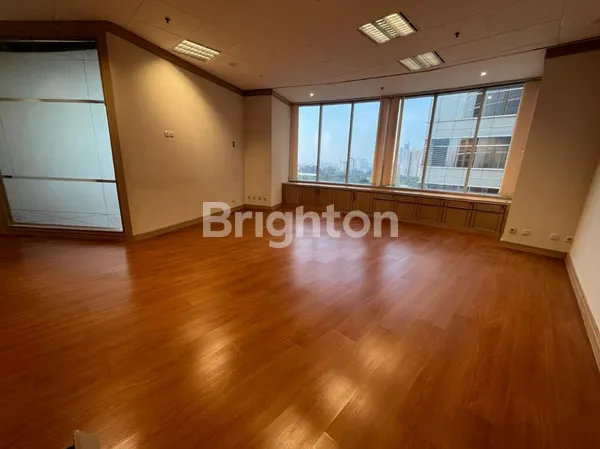 RUANG KANTOR BARU RENOVASI SEMI FURNISHED STRATEGIS LANGKA MENARA SUDIRMAN JAKARTA PUSAT