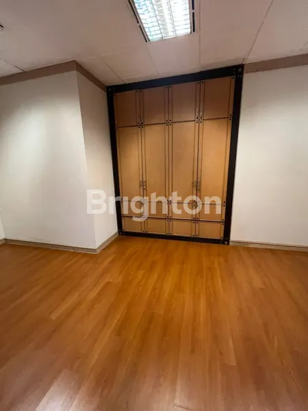 image RUANG KANTOR BARU RENOVASI SEMI FURNISHED STRATEGIS LANGKA MENARA SUDIRMAN JAKARTA PUSAT (5)