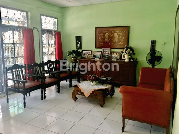 image RUMAH HALAMAN LUAS 2 LANTAI ALA RESORT, ASRI & NYAMAN, STRATEGIS & BEBAS BANJIR, DI JELAMBAR JAKARTA BARAT (2)