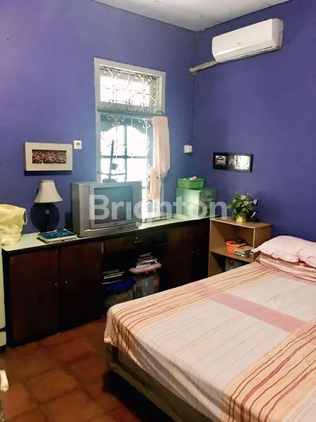 image RUMAH HALAMAN LUAS 2 LANTAI ALA RESORT, ASRI & NYAMAN, STRATEGIS & BEBAS BANJIR, DI JELAMBAR JAKARTA BARAT (6)