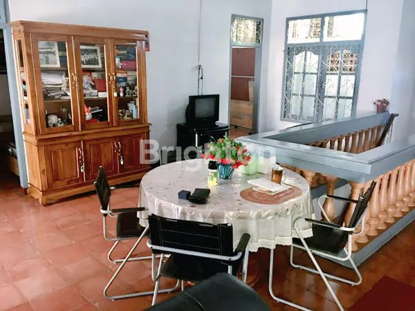 image RUMAH HALAMAN LUAS 2 LANTAI ALA RESORT, ASRI & NYAMAN, STRATEGIS & BEBAS BANJIR, DI JELAMBAR JAKARTA BARAT (7)