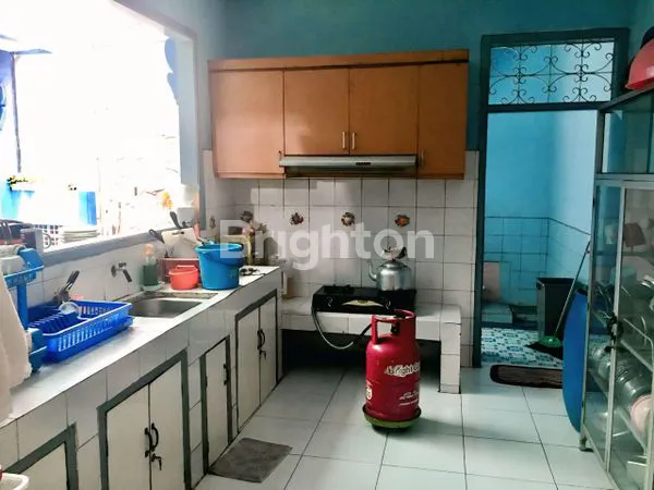 image RUMAH HALAMAN LUAS 2 LANTAI ALA RESORT, ASRI & NYAMAN, STRATEGIS & BEBAS BANJIR, DI JELAMBAR JAKARTA BARAT (4)