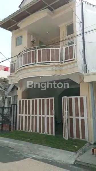 RUMAH APIK 3 LANTAI SIAP HUNI PERUMNAS 1 MANISREJO MADIUN