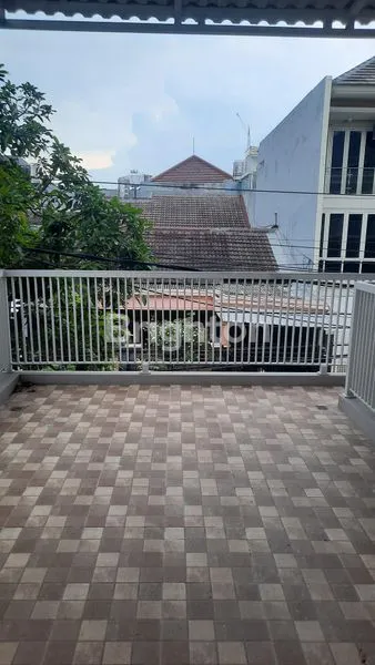 image RUMAH MINIMALIS 3 LANTAI DI WISMA PERMAI (2)