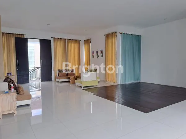 image RUMAH MEWAH 2 LANTAI FULLY FURNISHED DI JIMBARAN (6)