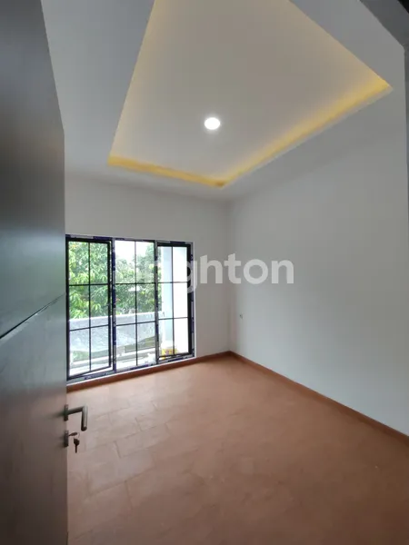 image RUMAH BARU DI MERUYA UTARA, JAKARTA BARAT. 4 KAMAR TIDUR. BONUS KITCHEN SET DAN 1 SET KURSI TAMAN (3)