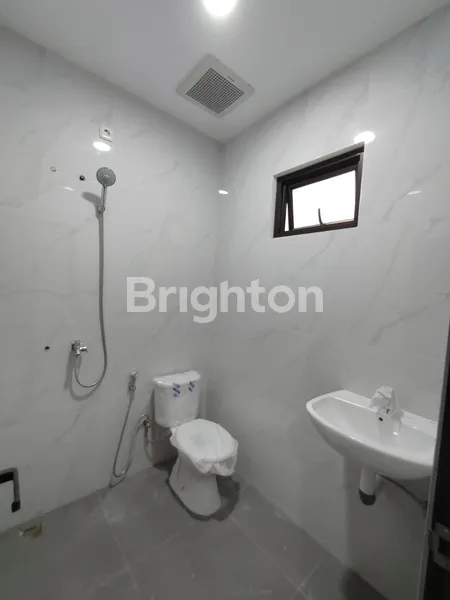 image RUMAH BARU DI MERUYA UTARA, JAKARTA BARAT. 4 KAMAR TIDUR. BONUS KITCHEN SET DAN 1 SET KURSI TAMAN (5)