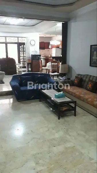 image RUMAH LUAS TERAWAT DI AREA KOMERSIAL JALAN KUTAI (5)