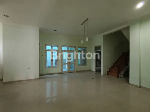 image DIJUAL/DISEWA RUMAH SIAP HUNI – LOKASI STRATEGIS. BANGUNAN LUAS & LEBAR DEPAN 17 METER , 5 MENIT KE UNIPMA, 10 MENIT KE PUSAT KOTA JALAN RAYA HARGA 2, 69 M NEGO (3)