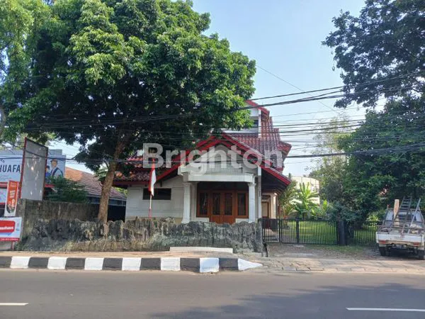 image OLD MONEY HOUSE DENGAN SENTUHAN KAYU JATI DI PASIRKUDA BOGOR (1)
