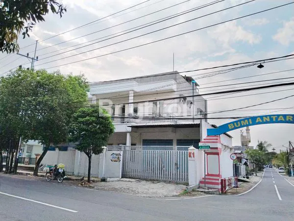 DIJUAL/DISEWA RUMAH SIAP HUNI – LOKASI STRATEGIS. BANGUNAN LUAS & LEBAR DEPAN 17 METER , 5 MENIT KE UNIPMA, 10 MENIT KE PUSAT KOTA JALAN RAYA HARGA 2, 69 M NEGO
