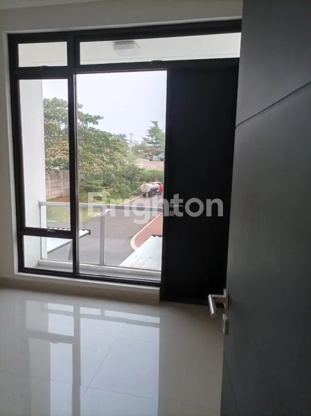 image RUMAH CANTIK NYAMAN 2 LANTAI MASIH BARU DI METLAND (2)